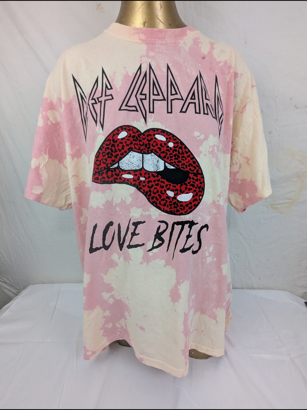 Def Leppard 'Love Bites' Red Lip Graphics Pink Tie-Dye Band T-Shirt Large